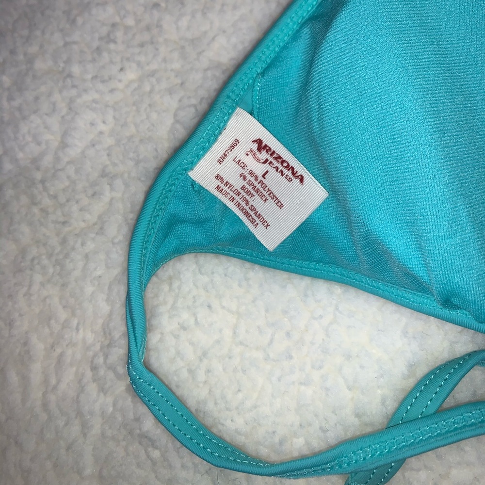 Bikini - Picture 3 of 3